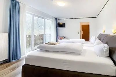Image de Comfortable and versatile room -perfect for relaxation, work and exchange