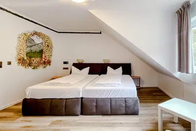 Image de Comfortable and versatile room -perfect for relaxation, work and exchange