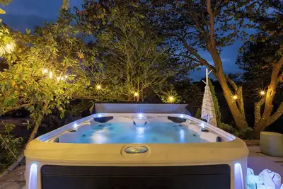 Image de New: Hot Tub, Pool, Fully Loaded, 10 min to Bulleit, Between Lou and Lex.