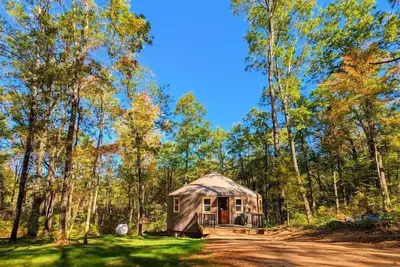 Image de Cozy Year-Round Luxury Yurt with Sauna and Wi-fi