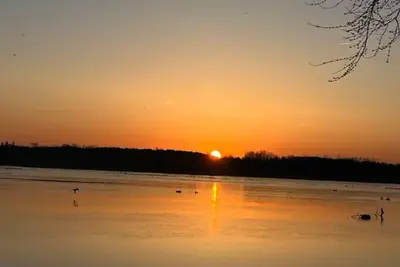 Image de Gorgeous lack front and Amazing sunset. Retreat: Fun, Relaxation, and Nature.