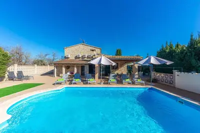 Image de Villa spacieuse avec jardin