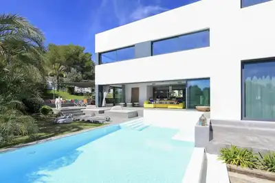 Image de Maison de vacances avec jardins bien entretenus