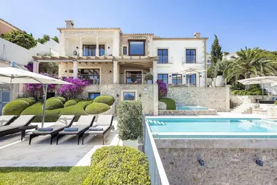 Image de Villa majestueuse avec vue sur le port
