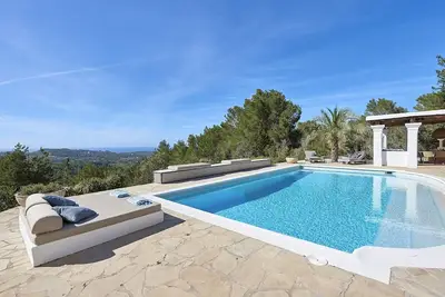 Image de Villa Ă flanc de colline avec vue sur la mer
