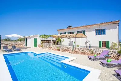 Image de Villa à Llubí avec Piscine et Vue Montagne