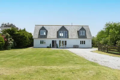 Image de Treveth Lowen is a beautifully designed, detached coastal holiday home situated in a superb location