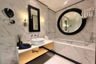 Image de Luxury 1 Bhk Apartment with City & Canal Views!