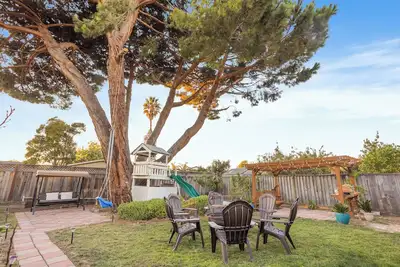 Image de New! Oasis w/Amazing Backyard, Firepit, Bbq & Games, close to techs