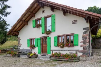 Image de Gîte familial dans les Vosges avec cheminée et jardin, animaux admis