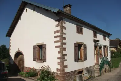 Image de Maison typique au calme avec cheminée et garage