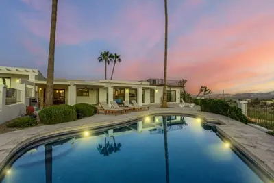 Image de Red Mountain View 4 Bed/3. 5 Bath/Pool/Rooftop Deck