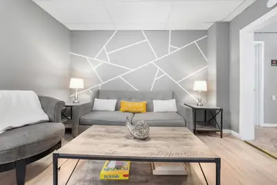 Image de Comfy Apt| 2 blocks to Nyc train| Private Parking