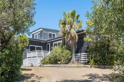 Image de Sun soaked & serene 500m to the surf