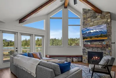 Image de Mountain Lake Views | Stunning Lakefront Retreat | Hot Tub | Game Room | Near Downtown