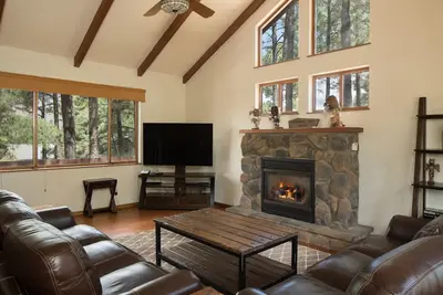 Image de Burning Tree Lodge - Forest Views, Fire Pit, Ac | Pet and Family Friendly