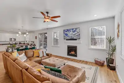 Image de Pet & Family-Friendly | Spacious Fenced Yard | 5-min to Downtown | Ev Charger