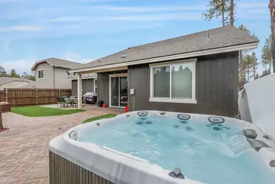 Image de Windtree Retreat | Hot Tub | Pet-Friendly | Fire Pit | Near Downtown