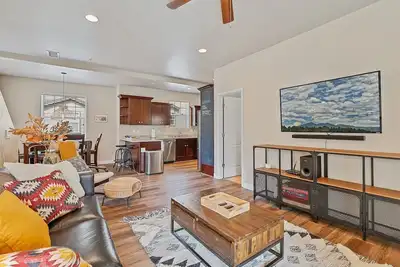 Image de Moonlight Ridge | Spacious Townhome 3 miles from Downtown | Ac & Garage  | Near Snowbowl