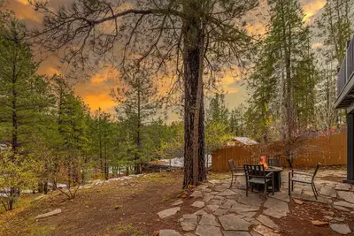 Image de Cozy Hilltop Retreat | Quiet Street | Near Downtown and Nau | Private Forested Setting