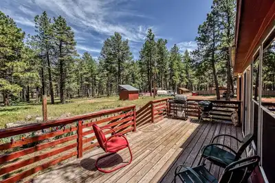 Image de The Ponderosa | Scenic Forest Views | Fire Pit & Bbq | Pet-Friendly | Now with Wi-Fi