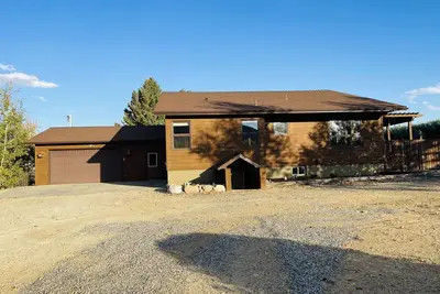 Image de Family friendly home south of town, minutes from Ski Hill, Wifi and Hot Tub
