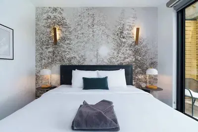 Image de Modern Flat w/ Mtn Views & Private Balcony!