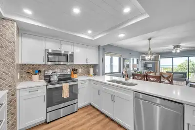 Image de Family-friendly beachfront condo with pool, hot tub, and tennis courts