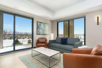 Image de Sleek Tennyson St Flat w/ Balcony & Views