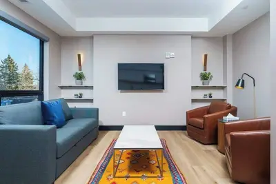 Image de Bright & Modern Flat Steps from Tennyson Street