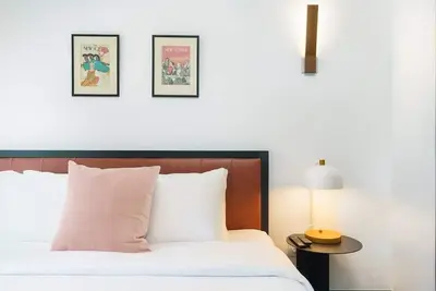 Image de Stylish Flat on Tennyson - Walk to Dining & Shops!