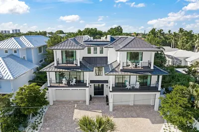Image de Experience Ultimate Relaxation at The Sandcastle, a New Luxury Home in Lido Key!