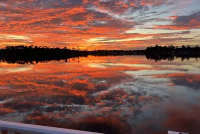 Image de Best Sunsets on the Lake! Come and enjoy our Happy Place!