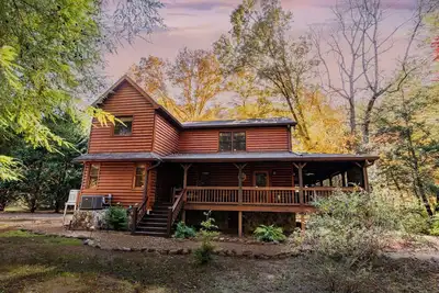 Image de Riversong -Big Log Cabin on the Toccoa River - hot tub, firepit, Free Breakfast