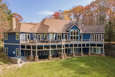 Image de New! Rolling In The Deep: Lakefront, Hot Tub, Fire Pit, Private Dock!