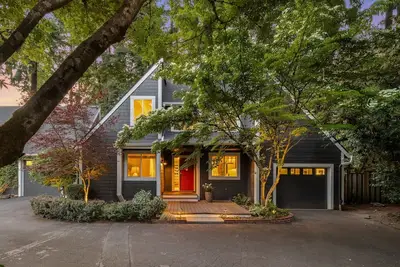 Image de Peaceful Lake Oswego Retreat w/ Hot Tub & Firepit!