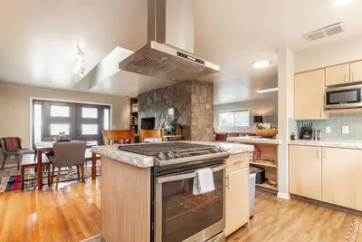 Image de 4-bed home w GameRoom, FirePit & Saltwater Hot Tub