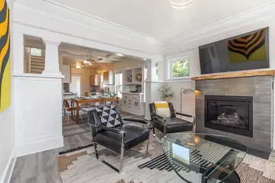 Image de Modern, Sleek & Stylish: 2 blocks from Hawthorne!
