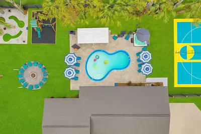 Image de Heated Pool, Pickleball, basketball, putting green -3 King beds