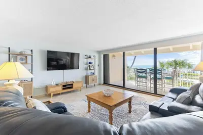 Image de Clean & Comfortable Multi-level Oceanfront Townhouse