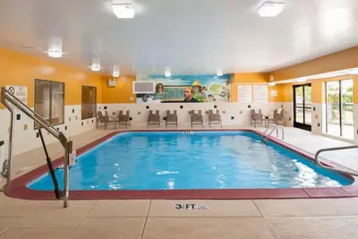 Image de 3 Rooms with Comfortable Bed & Indoor Pool Access – Ideal for Travelers on I-90