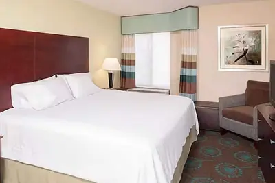 Image de Comfortable Room w/ Sofa Bed & Hot Breakfast Included – Ideal for Families