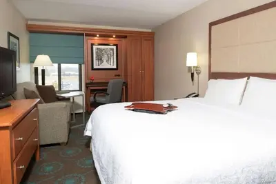 Image de 3 Convenient Suites for Groups: Free Breakfast & Indoor Heated Pool - Near Um