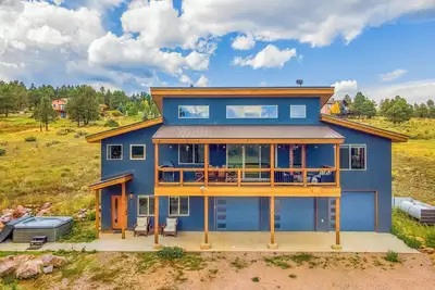 Image de Modern Home, Hot Tub, all bedrooms w/private bath, fireplace, near golf & biking