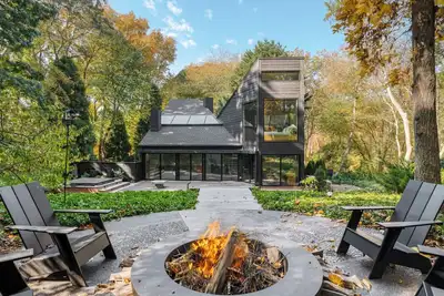 Image de Beautifully Designed and Modern Southampton Home Surrounded by Nature, . . .