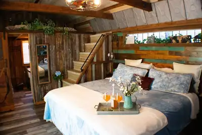 Image de 40 Acre Farm Stay Cottage King Bed, Hot Tub, Grill, Fire Pit, Porch Bed Swing