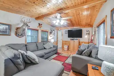 Image de Walk to Lake: Dover Cabin w/ Views & Porch