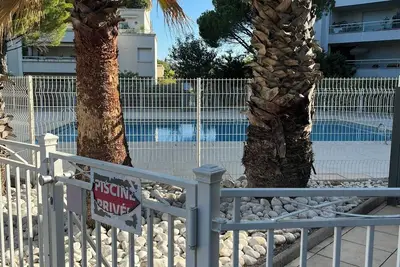 Image de Appartement T2 de 55m2 meublé standing, climatisation et piscine privée.