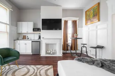 Image de Walkable Downtown Getaway   (Free Bikes to use)