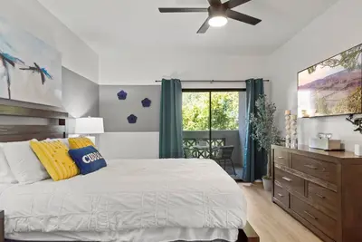 Image de Top Floor-Next to Westin-Workspace-Hot Tub-Parking